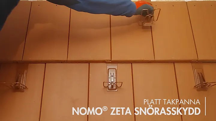 NOMO® ZETA SNÖRASSKYDD – montering på platt takpanna av tegl och betong - anpassad för Bender Carisma, BMI Minster och S:t Eriks Planum TopOne